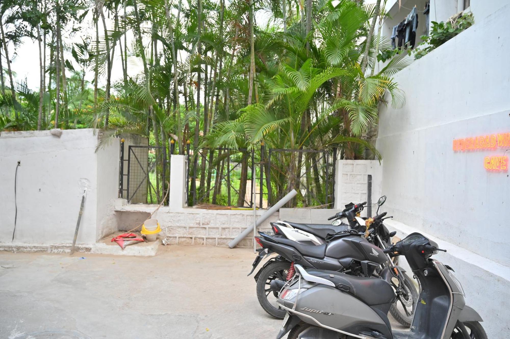 Hyderabad Wanderers Cave Hotel Bagian luar foto