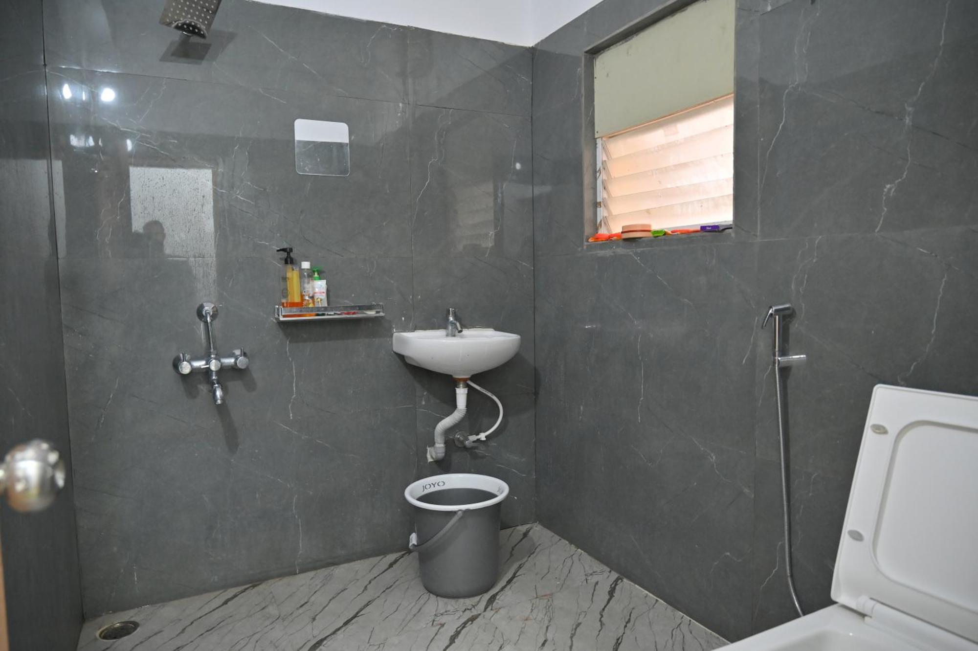 Hyderabad Wanderers Cave Hotel Bagian luar foto